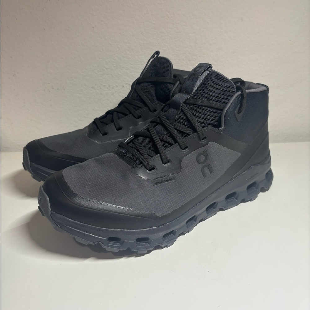 NEW ON Running Cloudroam Waterproof Black Eclipse Womens Size 9